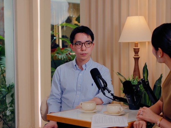 Nam Anh trong một buổi ghi hình podcast
