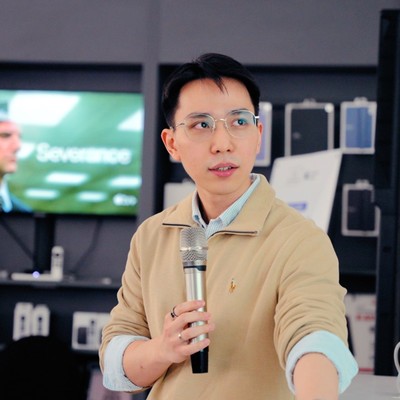Nam Anh cầm micro chia sẻ tại một buổi workshop