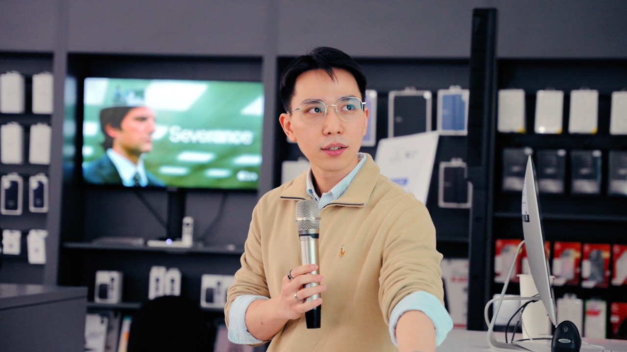 Nam Anh đang chia sẻ tại một buổi workshop